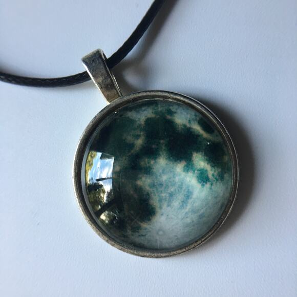 Abstract glass front dark green splatter pendant necklace - Picture 2 of 11